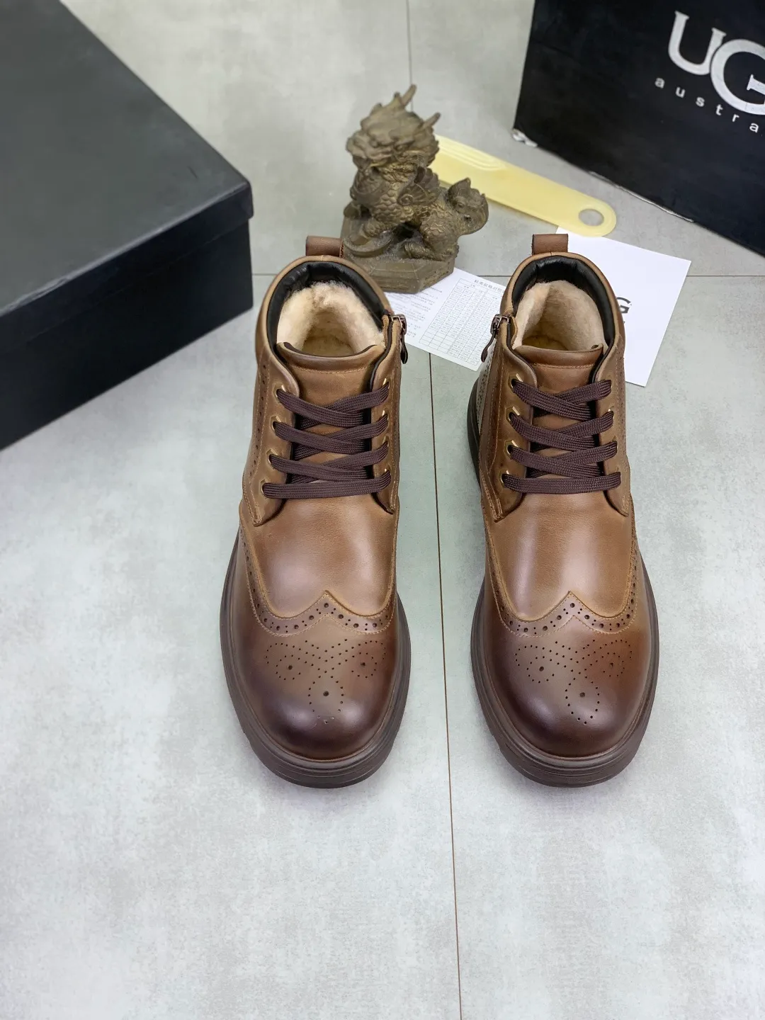 Men's shoes 💰P620 [New style] 💰 🆘 "Real wool" [UGG] 👉The popular men's shoes are synchronized with the official website 🔰The quality [proud] is not comparable to the imitations in the general market 🌀The upper is imported Italian frosted cowhide, and the lining: foot pads 🅰️Grade 🐑Real wool👻Only Grade A can show the effect The hand feels smooth and delicate 🔱The shoe shape is grand, only the factory can do it 🎄The perfect toughness of the original outsole 👻⬛️ can allow customers to say goodbye to one-time consumption. Real wool lining, super warm. Brown and gray available. Size: 38-44